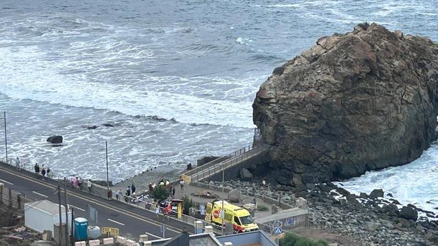 Riesenvalovi na Tenerifih terjali tri življenja in povzročili številne poškodbe