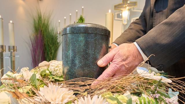 Bestattungen: Urne im Wohnzimmer - Nicht in Baden-Württemberg