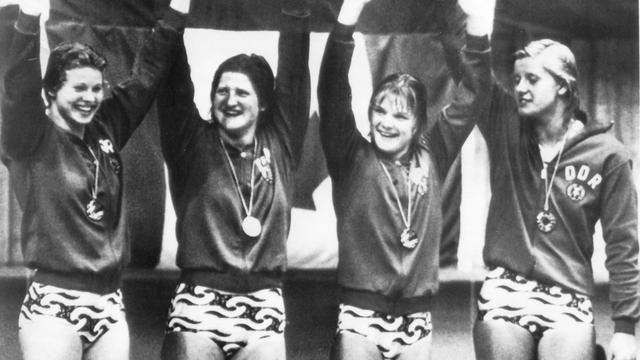 Nekdanja trikratna olimpijska prvakinja Ulrike Schmidt poučuje plavanje otroke v Aue