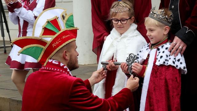 Fünfte Jahreszeit MV: Narren starten in Wismar tanzend in die Karnevalszeit