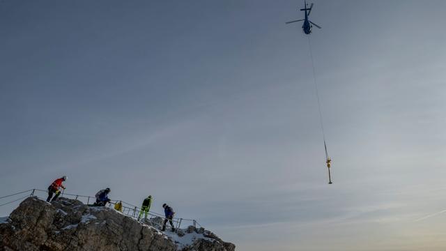Tourismus: Zu viele Aufkleber - Zugspitz-Gipfelkreuz braucht neues Gold