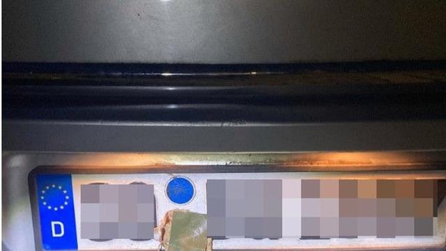 Einsatz auf der A2: Auto abgemeldet - Fahrerin klebt Laub auf Kennzeichen