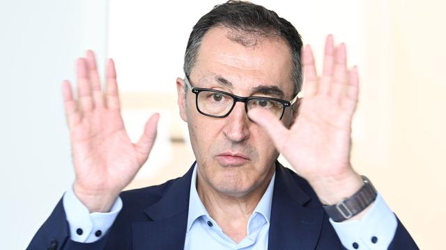 Handballtraining: Özdemir bricht sich im Wahlkampf zwei Finger