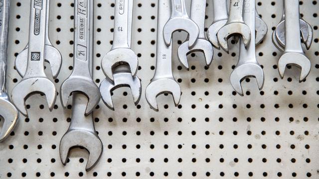 Sinkende Wettbewerbsfähigkeit: vbw-Studie: Unternehmen verlagern Produktion ins Ausland