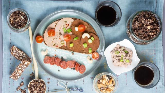 Veliko živil, vključno s slanimi prigrizki, vsebuje presenetljivo veliko sladkorja