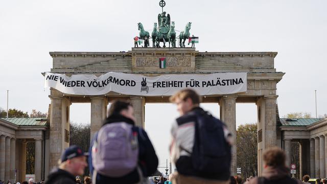 Protest: Pro-Palästina-Demonstranten klettern auf Brandenburger Tor