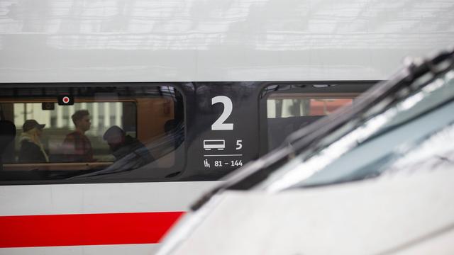 Durch Handy abgelenkt: 27-Jähriger von ICE erfasst und schwer verletzt