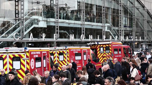 Einsatz im Gare Montparnasse: Mann zieht Messer in Paris - Polizist schießt ihn an