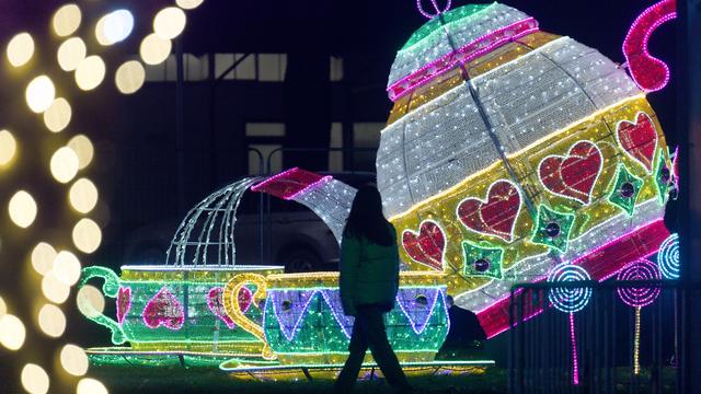 V Kölnu odprli svetlečo razstavo "Alice v čudežni deželi"