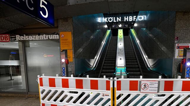 Železniški promet na glavni postaji v Kölnu močno omejen