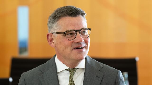 Hessen poziva k prizadevanjem za mir in demokracijo ob dnevu spomina na žrtve vojn