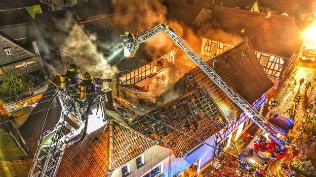 Brand: Vier Verletzte bei Brand in Mehrfamilienhaus