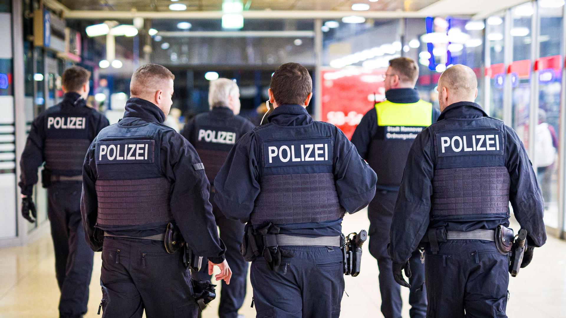 Kriminalitätsschwerpunkte: Kontrollen an Hauptbahnhöfen in Bremen und Hannover