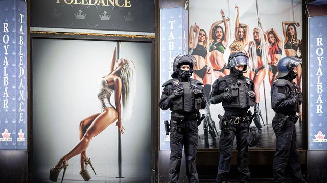 Obsežna policijska racija v Hannovru osredotočena na izvajalce varnostnih služb