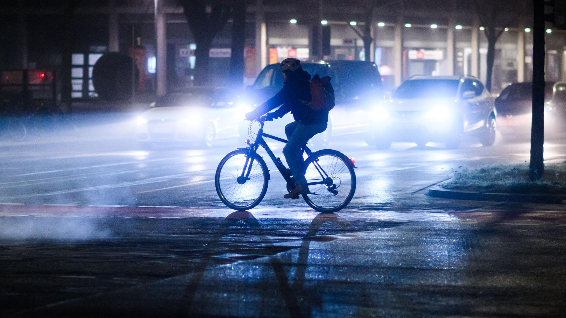 Schulweg im Winter: Licht im Dunkeln: Fahrrad-Kontrollen in Hamburg gestartet