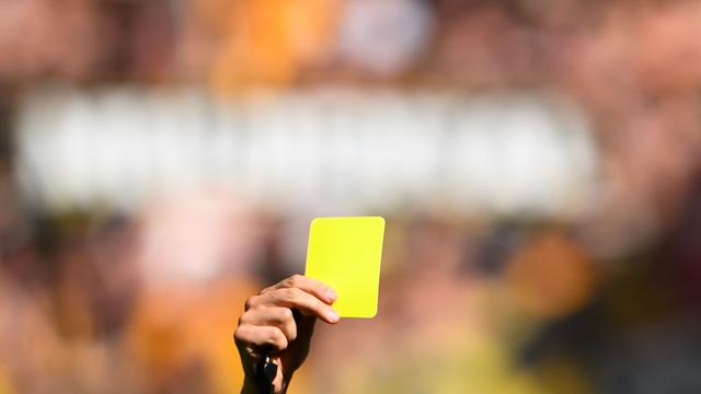 Fußball: Streit um Gelbe Karte eskaliert