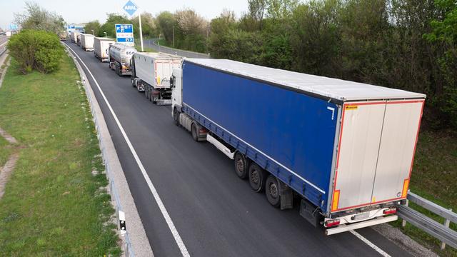 Lastwagen auf Autobahnen: ADAC warnt vor Lkw-Falschparkern an Sachsens Autobahnen