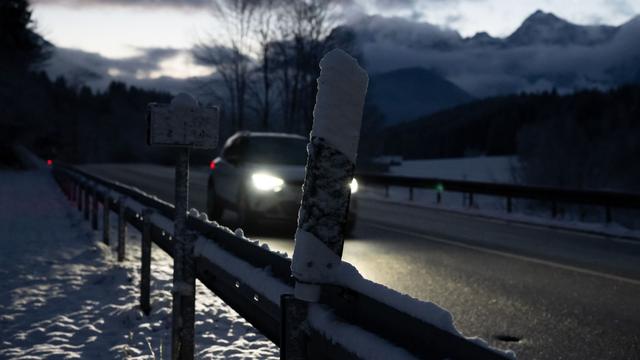 Wetter: Frost und Schnee sorgen für glatte Straßen in Bayern