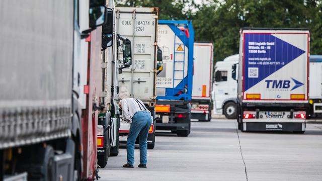 ADAC opozarja na nevarno parkiranje tovornjakov ponoči na nemških avtocestah