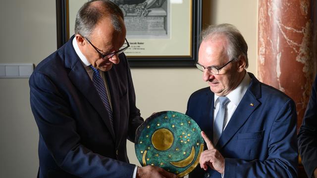 Besuch in Sachsen-Anhalt: Merz bekommt "Weltdokumentenerbe to go" geschenkt