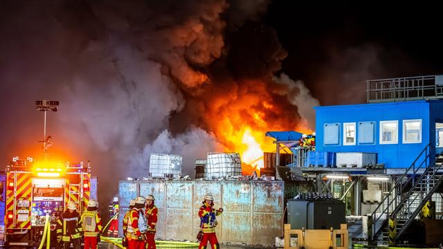 Großbrand: Starke Rauchentwicklung nach Großbrand auf Schrotthof