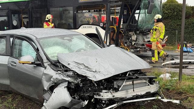 Unfall: Schulbus prallt mit Autos zusammen - 22 Kinder unverletzt