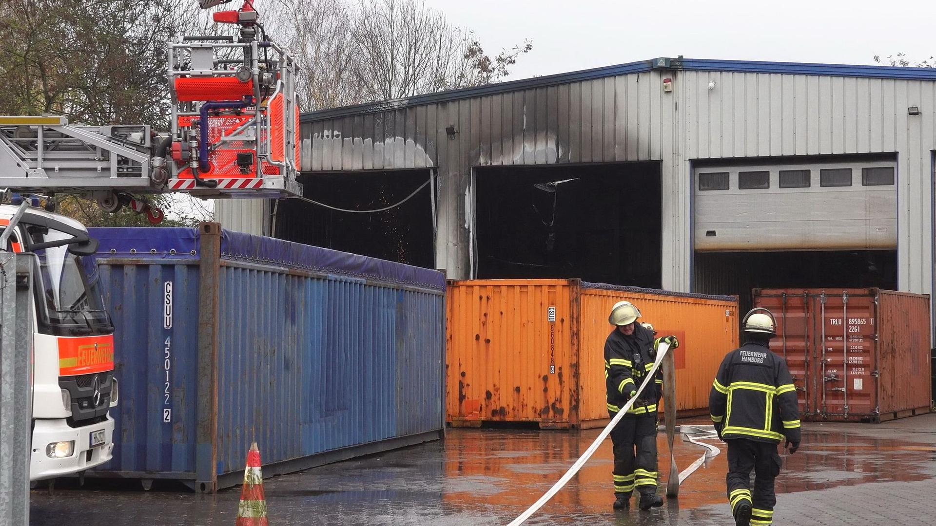 Großeinsatz: Feuer in Halle mit Gefahrstoffen in Hamburg-Wilhelmsburg