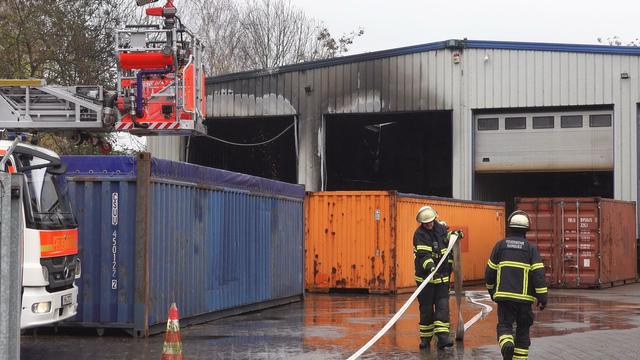 Großeinsatz: Feuer in Halle mit Gefahrstoffen in Hamburg-Wilhelmsburg