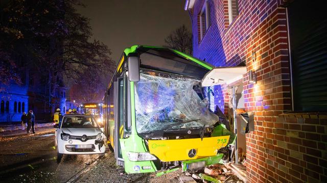 Ruhrgebiet: Linienbus kracht gegen Hauswand - mehrere Verletzte