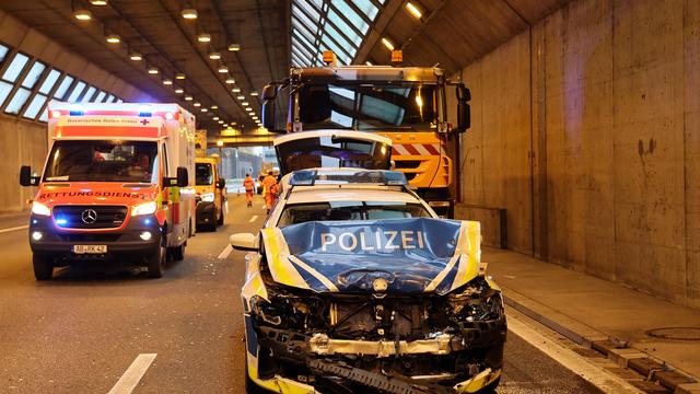 A3 kurzzeitig gesperrt: Streifenwagen kollidiert bei Einsatz mit Auto auf A3