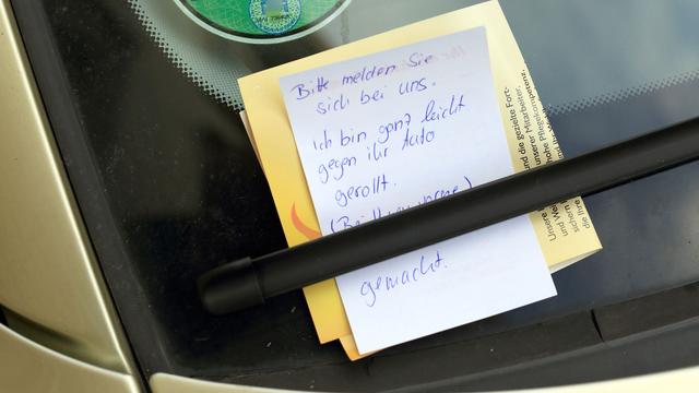 Regeln bei Unfall: ADAC warnt: Zettel am Auto schützt nicht vor Unfallflucht