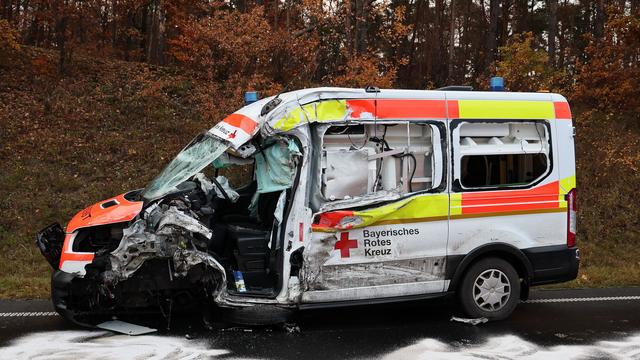 Unfall: Sanitäter kracht mit Krankentransporter in Lastwagen