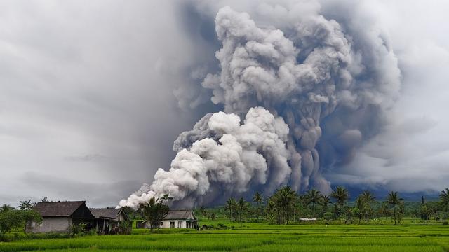 Feuerberg auf Java brodelt: Vulkan Semeru ausgebrochen - Verletzte und schwere Schäden