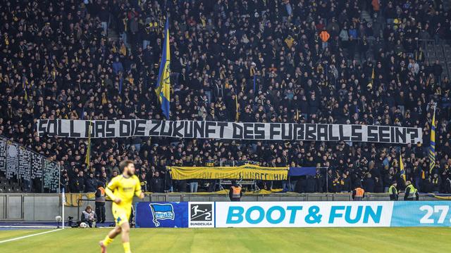 Fußball: Schweigen und Plakate im Stadion: Fanproteste gehen weiter