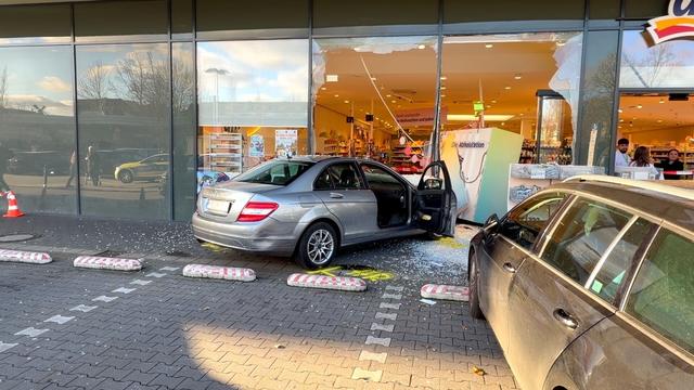 Während Unfallaufnahme: 92-Jährige fährt in Schaufenster von Drogeriemarkt