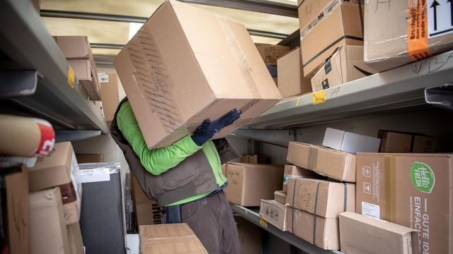 Kampf gegen Schwarzarbeit: Dauerhafter Sozialschutz für Paketboten