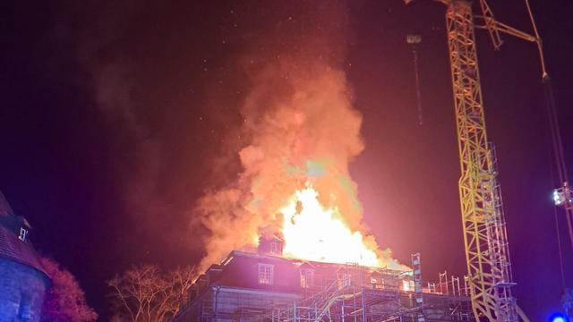 Feuer im Wasserschloss: Flammen im historischen Schloss Hardenberg: massiver Schaden