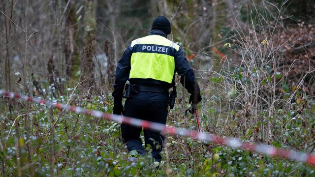 Gewaltverbrechen vermutet: Polizei sucht mit Foto nach Hinweisen zu toter Frau in Wald