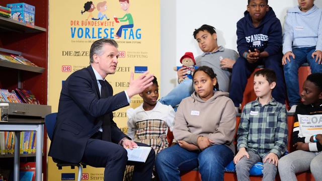 Vorlesetag: Kanzleramtschef springt beim Vorlesetag in Berlin ein