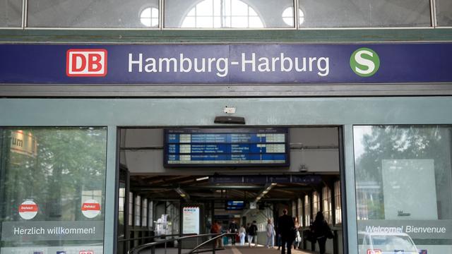 Kriminalität: Mann läuft in Harburg über Gleise, um Zug noch zu erwischen