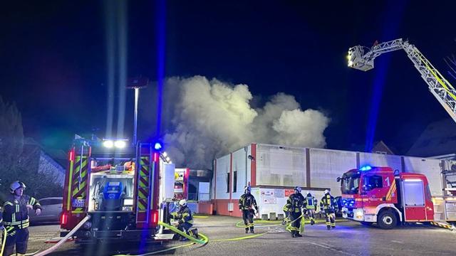 Möbellager in Flammen: Möbellager brennt - Warnung an Anwohner