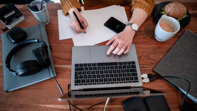 Arbeitswelt und KI: "Schatten-IT": Viele Fachkräfte nutzen KI ohne Erlaubnis