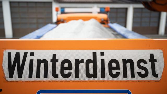 Brände: Technischer Defekt: Winterdienst-Fahrzeug brennt