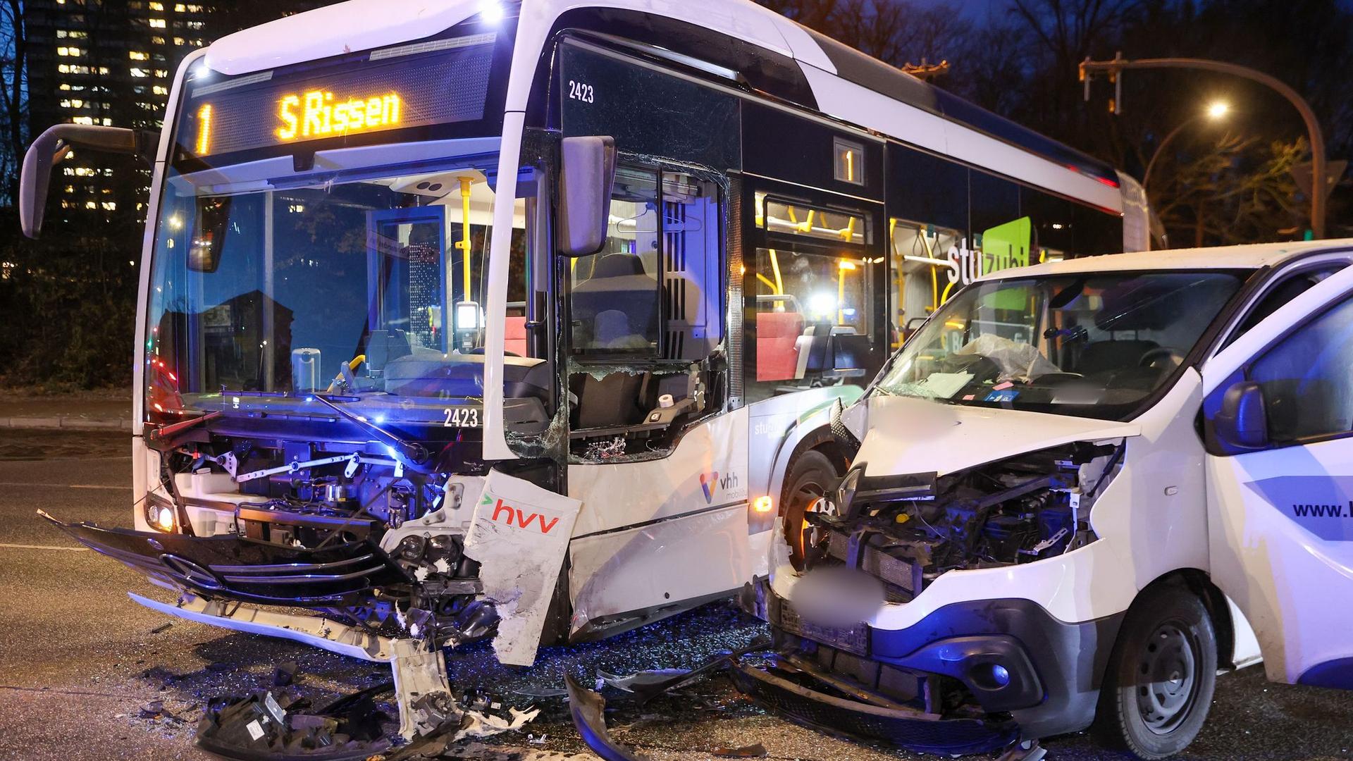 Kollision: Unfall in Hamburg-Altona legt Bus und Transporter lahm