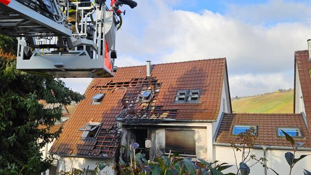 Feuerwehreinsatz: 500.000 Euro Schaden bei Brand mit Explosionen in Wohnhaus