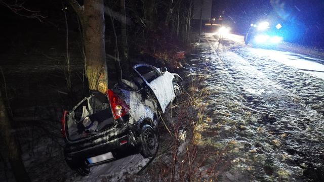 Unfall: Auto kommt von Straße ab - Zwei Menschen schwer verletzt