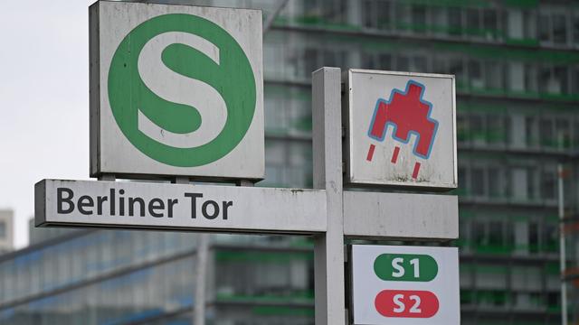 Unfälle: Betrunkener Mann fällt am Berliner Tor auf S-Bahn-Gleise