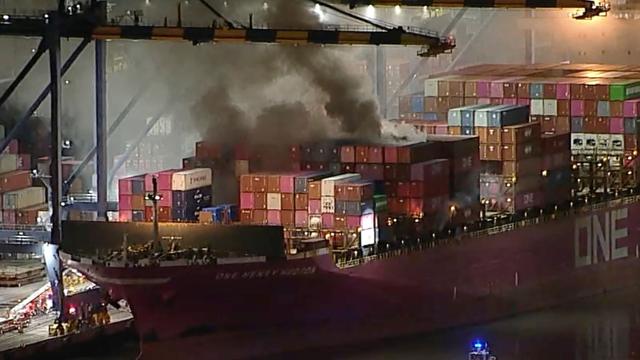 Großeinsatz: Containerschiff mit Gefahrgut brennt im Hafen von LA