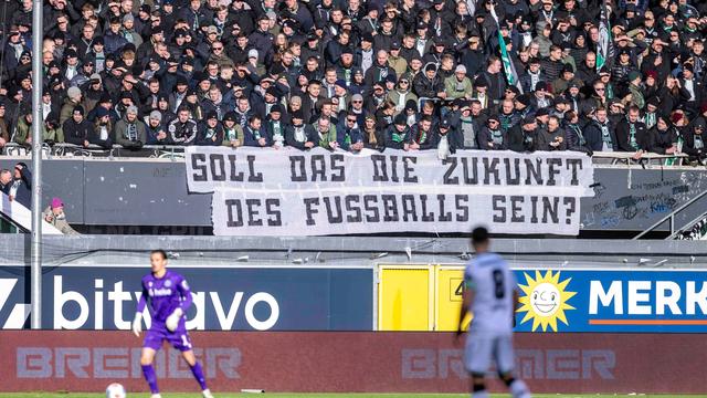 Fußball-Anhänger wehren sich: Fan-Proteste mit Schweigen und Plakaten gegen Politik
