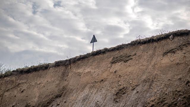 Unfälle: Steilküste stürzt teilweise ab - Radfahrerin leicht verletzt